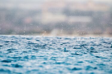 雨の降る日の美と憂鬱 – 自然の神秘と人間の心象風景